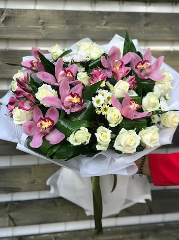 Букет цветов из: Розы и Хризантемы в Зорино