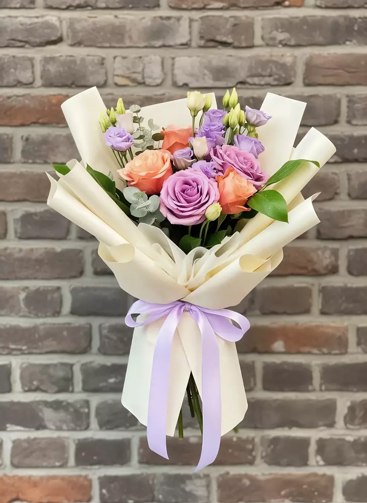 Букет цветов из: Лизиантусы и Розы в Зорино