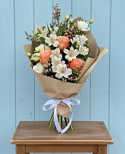 Букет цветов из:  Альстромерии, Лизиантусы, Розы и Хризантемы в Зорино