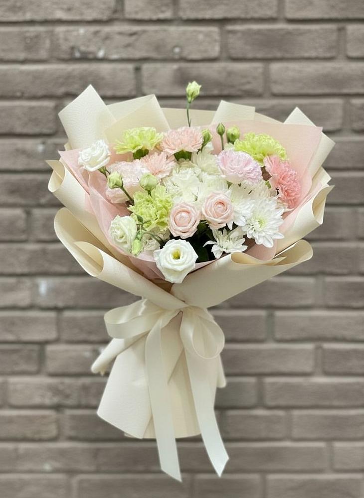 Букет цветов из: Гвоздики, Розы, Лизиантусы и Хризантемы в Зорино