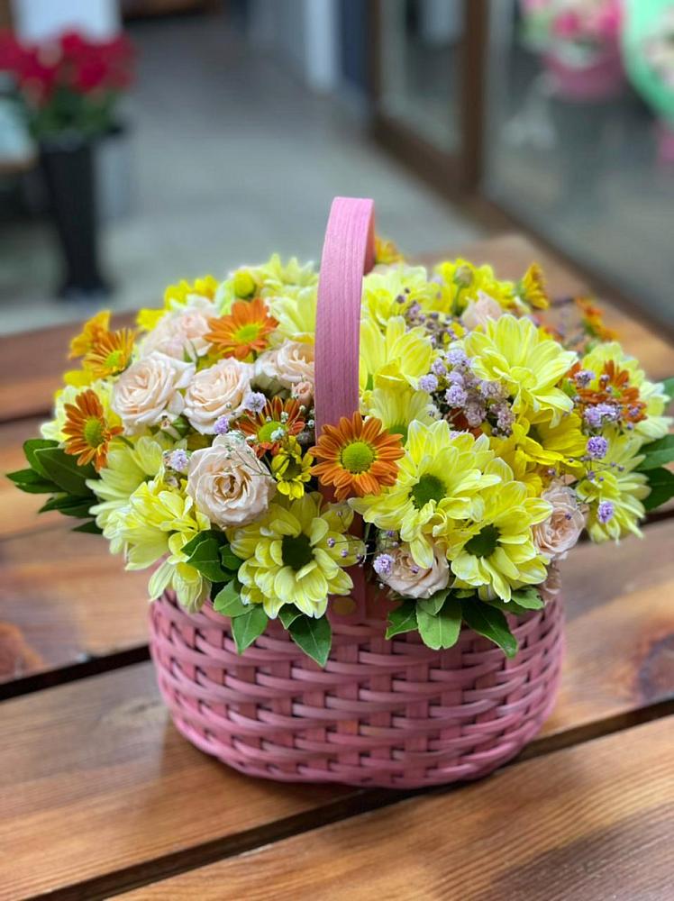 Цветочная композиция из Хризантемы и Розы в корзине в Зорино