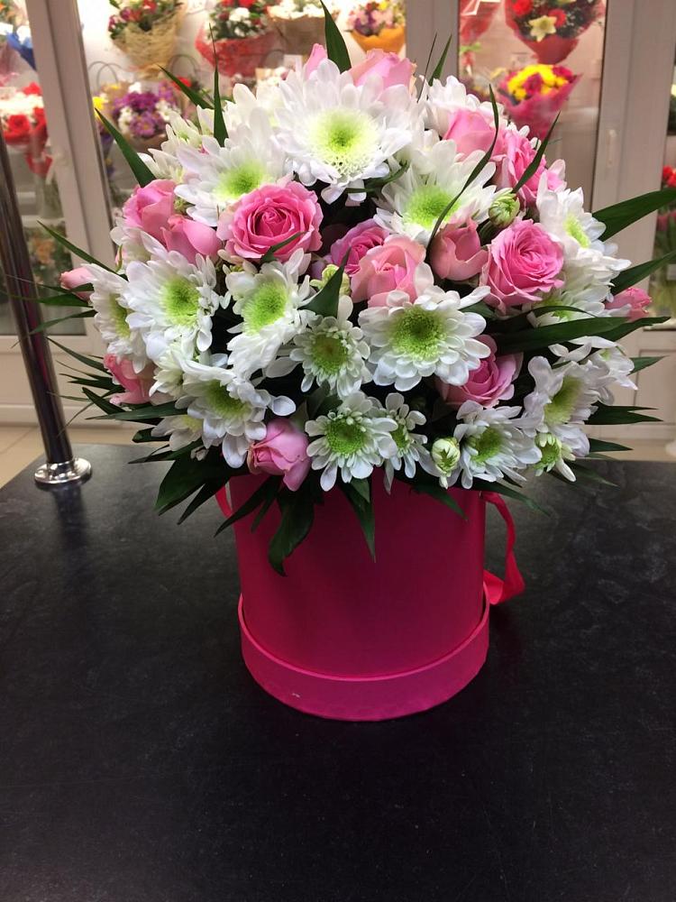 Цветочная композиция из Розы и Хризантемы в шляпной коробке в Зорино