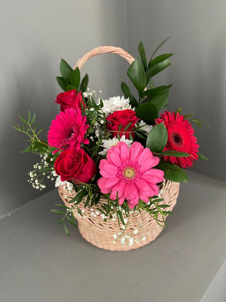 Цветочная композиция из Розы, Хризантемы и Герберы в корзине в Зорино