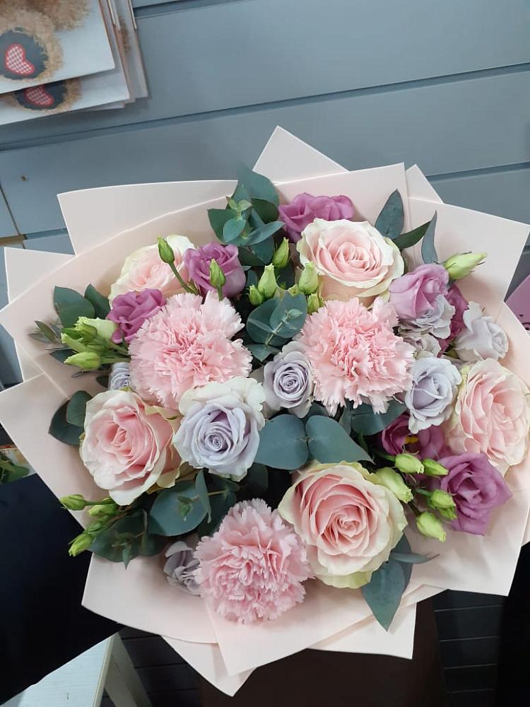 Букет цветов из: Розы, Гвоздики и Лизиантусы в Зорино