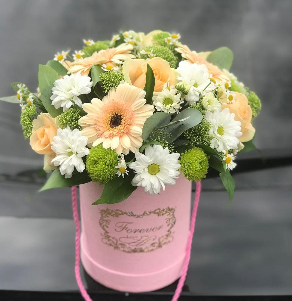 Цветочная композиция из Розы, Герберы и Хризантемы в шляпной коробке в Зорино