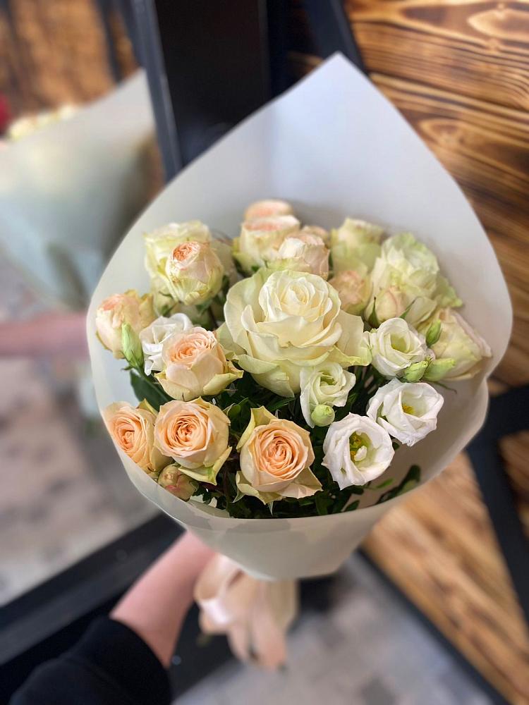 Букет цветов из: Розы и Лизиантусы в Зорино